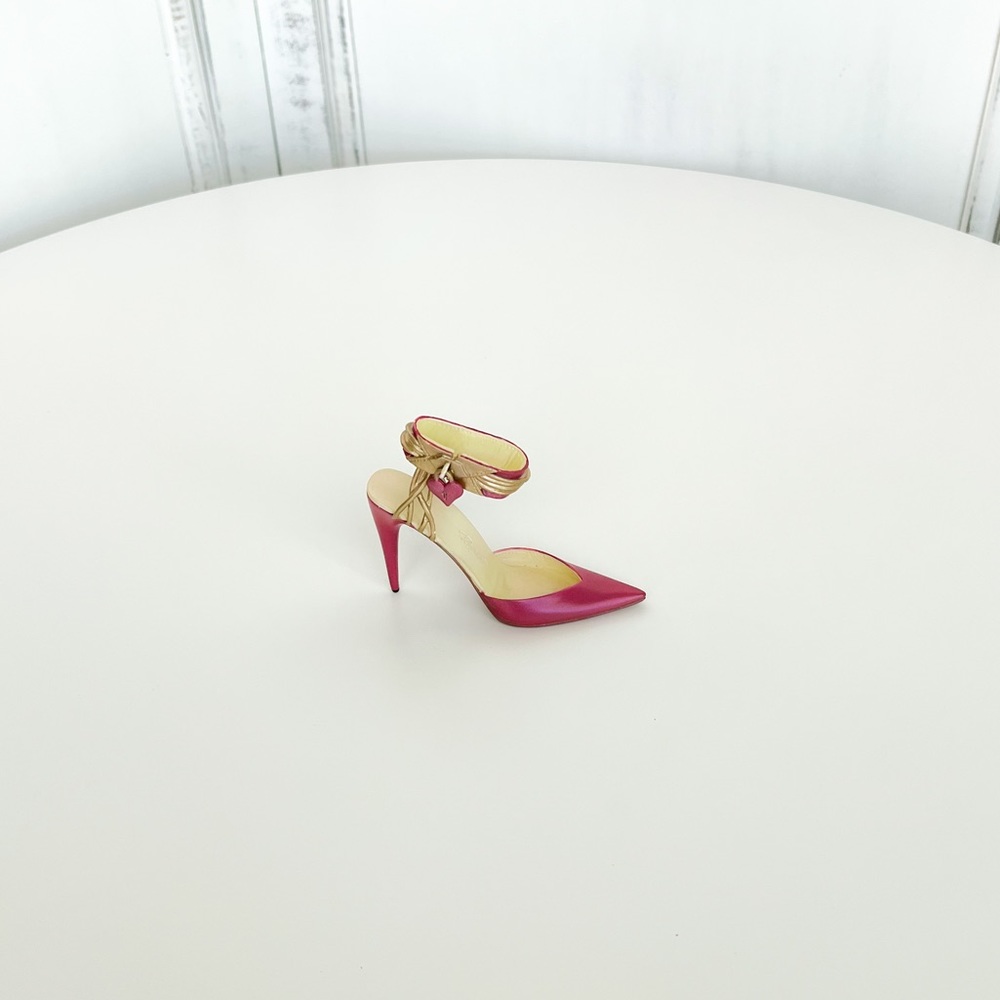 Just the Right Shoe - Raine Captive Heart